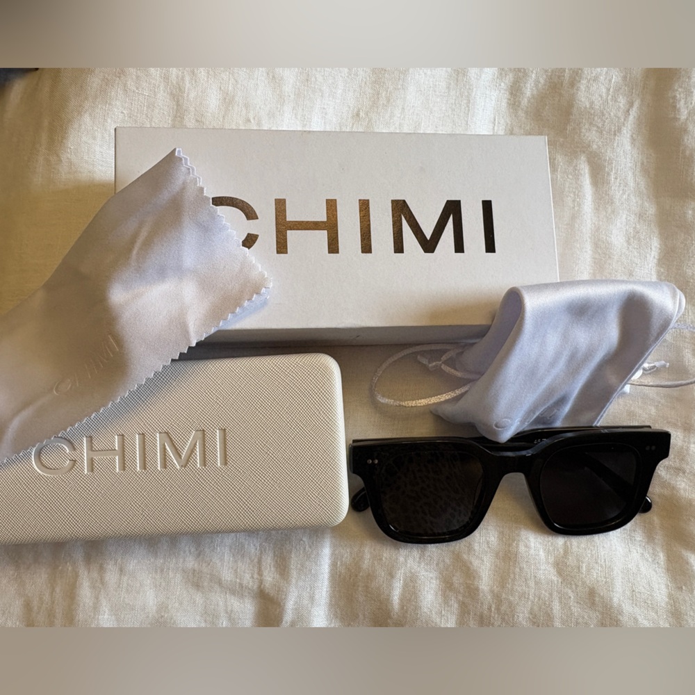Chimi 04 sunglasses in black LIKE NEW